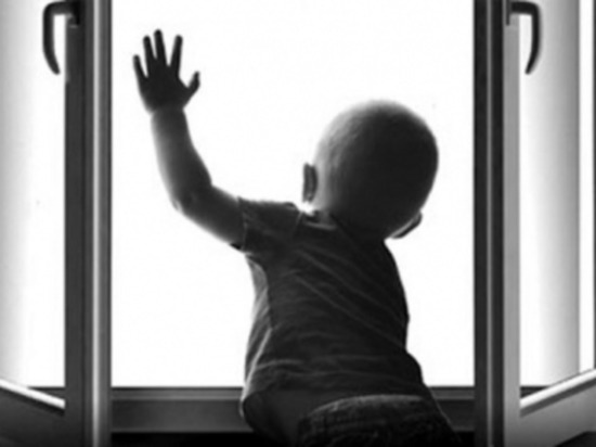 СУ СК начал проверку по факту падения ребенка из окна в Смоленске