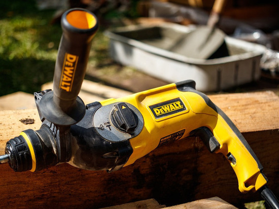 В Смоленской области вор вытащил из гаража электроинструменты на 100 тысяч рублей