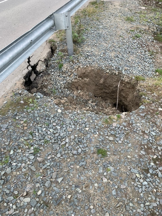 Опасную яму у дороги оперативно засыпали после жалоб жителей Аксарки