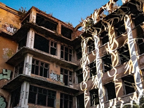 Покрас Лампас превратил заброшенную больницу Екатеринбурга в «восточный дворец»