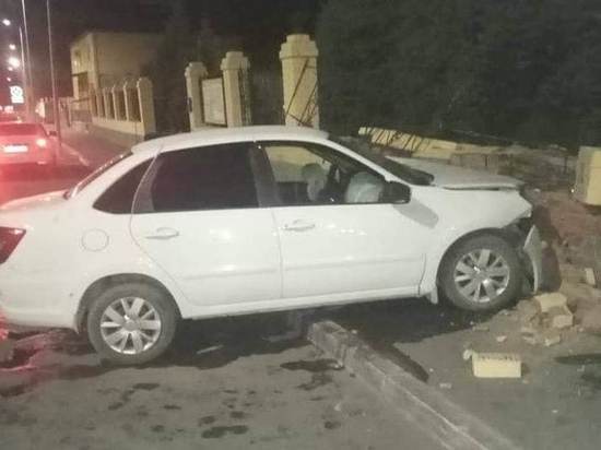 В Соль-Илецке автомобиль врезался в забор