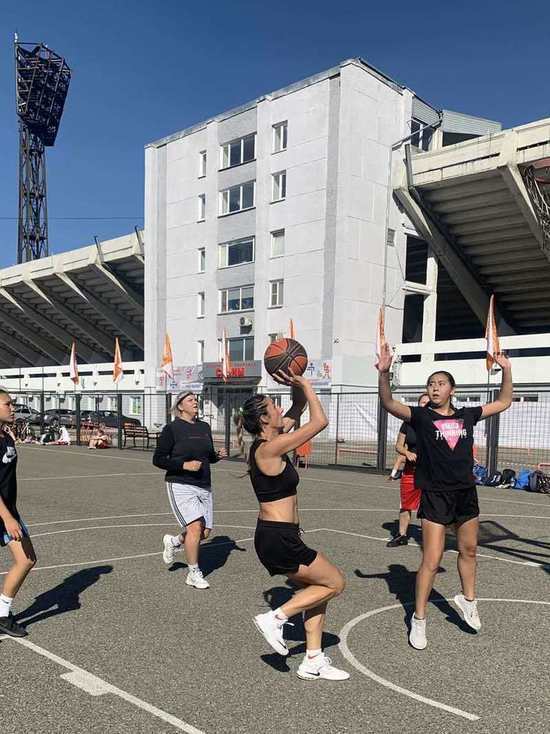 В Абакане прошли соревнования по уличному баскетболу