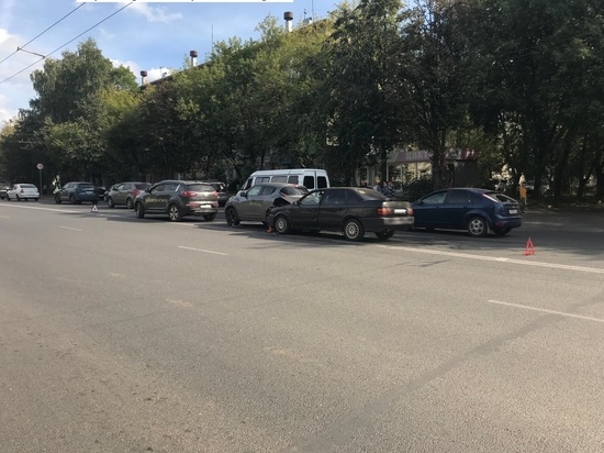 В центре Кирова столкнулись три авто: пострадала 17-летняя девушка