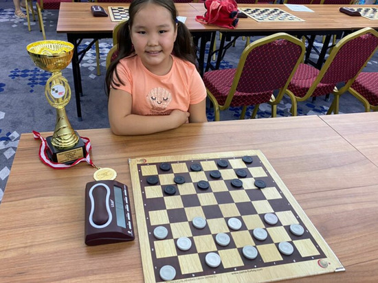 Девочка из Якутии победила в первенстве мира по шашкам