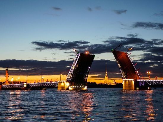 Дворцовый мост подсветится алым в честь юбилея полярного конвоя