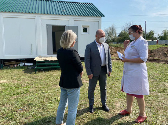 Министр здравоохранения проконтролировал ремонт поликлиники и установку ФАПа в Одоевском районе