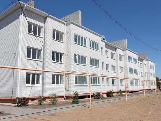 В Астраханской области дети-сироты получили ключи от новых квартир