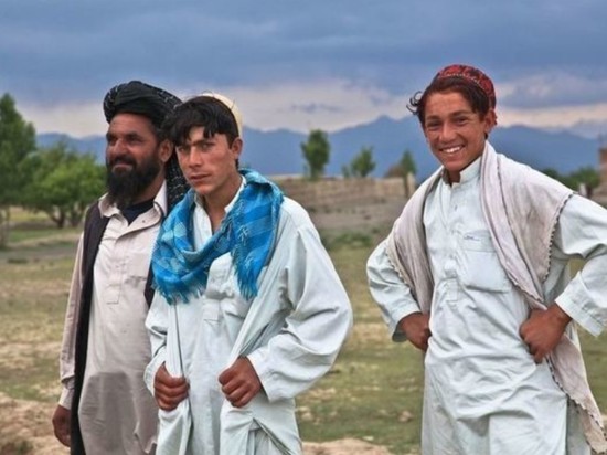 Эвакуированным в Британию афганцам разрешили остаться в стране