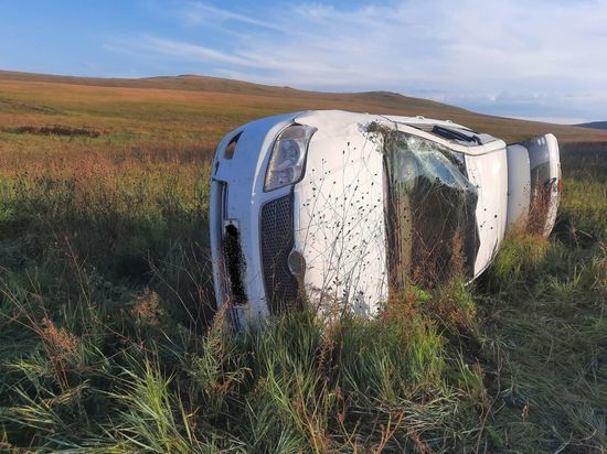 Водитель Toyota получил травмы, перевернувшись на дороге в Забайкалье