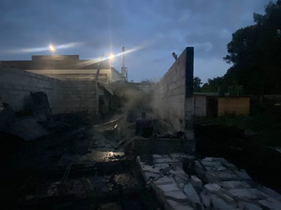 Неизвестный человек погиб на пожаре в строительном складе ночью в Новосибирске