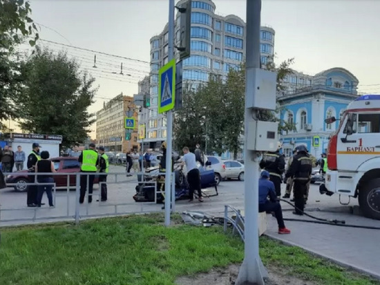 В центре Барнаула произошло ДТП с «перевертышем»