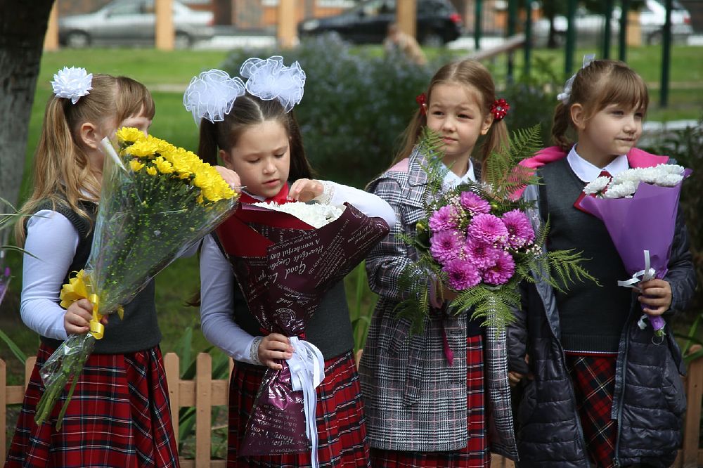 1 сентября в Новосибирске: встревоженные первоклашки и повзрослевшие выпускницы - кадры со школьных линеек
