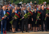 Вчера, 31 августа, возле бывшего донецкого кафе "Сепар" прошла церемония возложения цветов к месту гибели первого Главы ДНР Александра Владимировича Захарченко