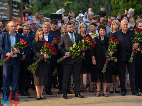 На место гибели Александра Захарченко в Донецке пришли около 500 человек