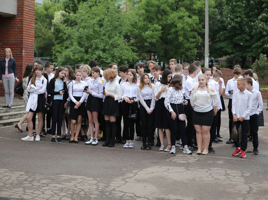 На линейках в школах ДНР прозвучал гимн России