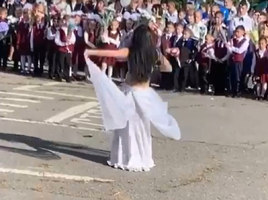 «Почему не стриптиз?»: в Хабаровске на линейке детям показали танец живота