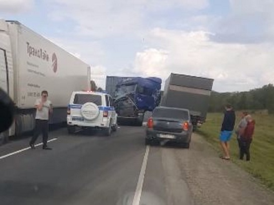 Грузовики столкнулись в жестком ДТП на трассе под Новосибирском