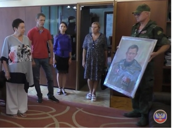 В ДНР из России передали портрет Александра Захарченко