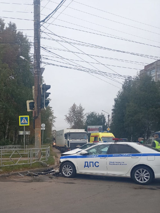 В Кирове патруль ГИБДД пострадал в ДТП на перекрестке