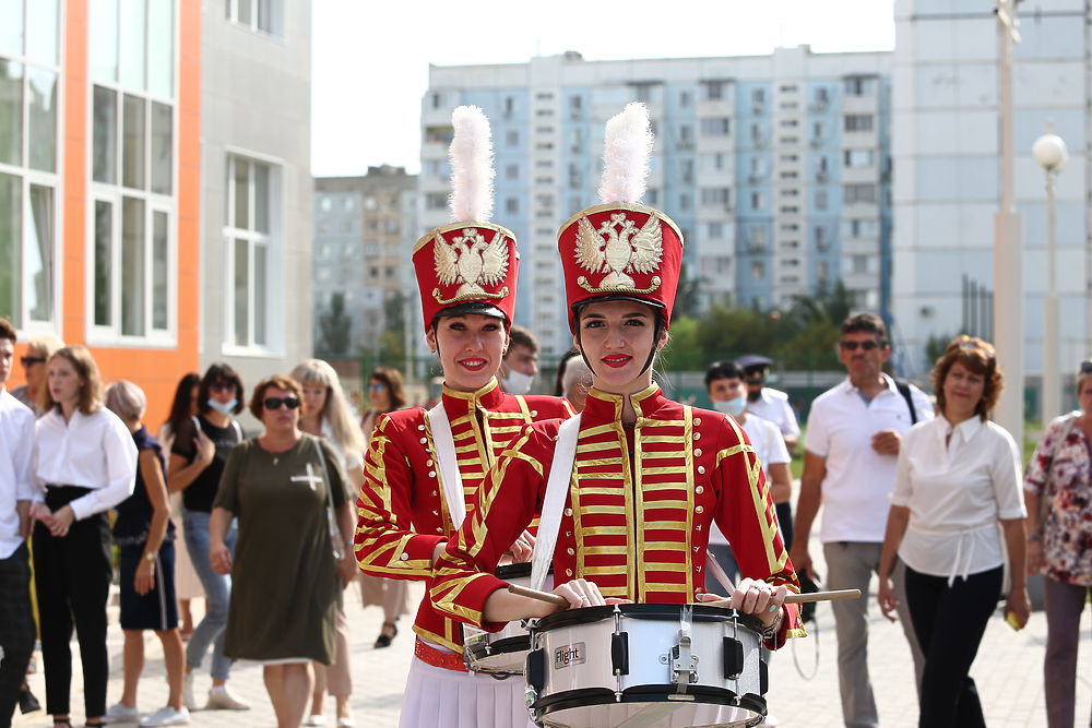 В Астрахани на 3-ей Зеленгинской открыли новую школу: кадры торжественного открытия
