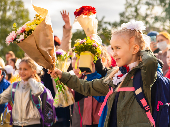 Цветы, банты и защитные маски: в Петрозаводске встретили День знаний