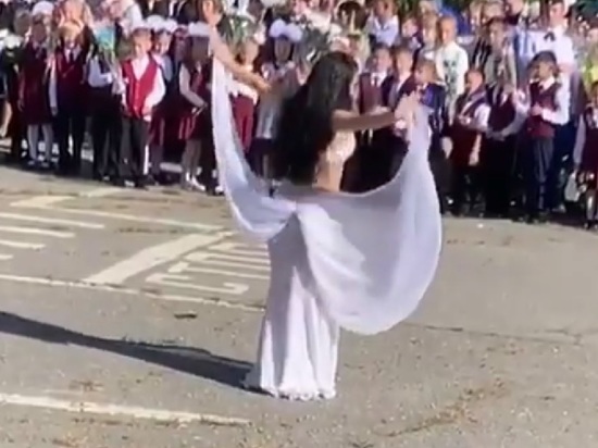 В Хабаровске объяснили "танец живота" на школьной линейке