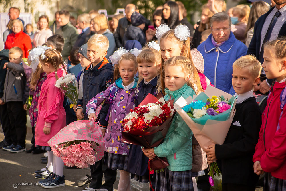 Цветы, банты и защитные маски: в Петрозаводске встретили День знаний