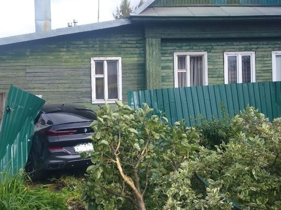 В Тверской области у водителя иномарки начались судороги, и он врезался в забор