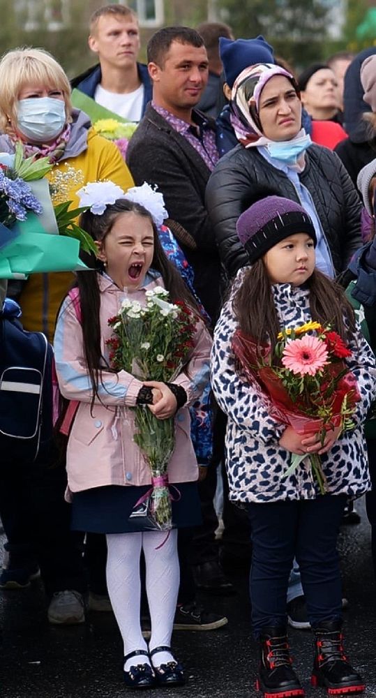 Гордость в глазах, ленты в волосах, море улыбок и цветов: торжественные линейки прошли на День знаний в школах Ямала