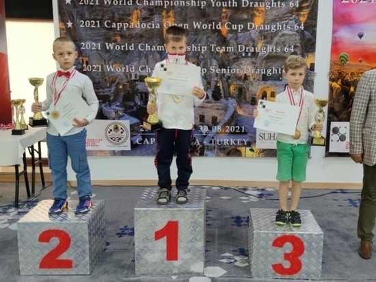 Юный югорчанин стал трехкратным серебряным призером первенства мира по шашкам