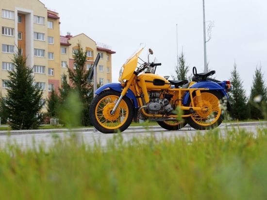 Новый арт-объект: мотоцикл времен СССР установили в Новом Уренгое