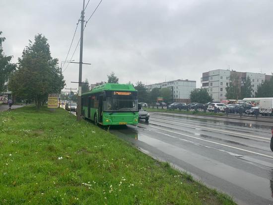 Пассажирка автобуса пострадала в аварии на улице Коммунальной в Пскове