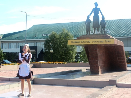 В Кызыле состоялась  линейка у памятника русским учителям Тувы