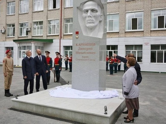 У тюменской школы реконструировали памятник Дмитрию Карбышеву