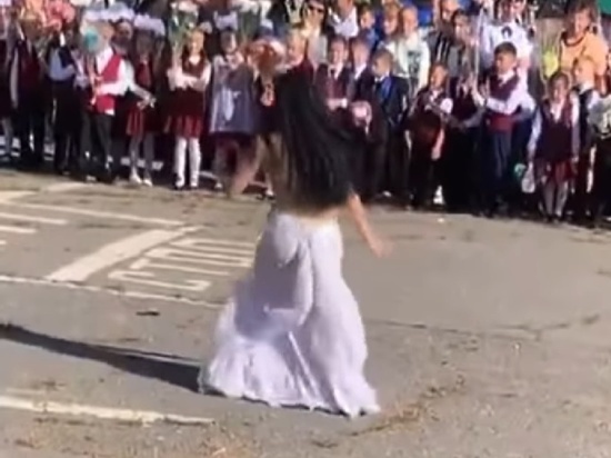 Анастасия Волочкова заступилась за хабаровского педагога, исполнившего танец живота на линейке