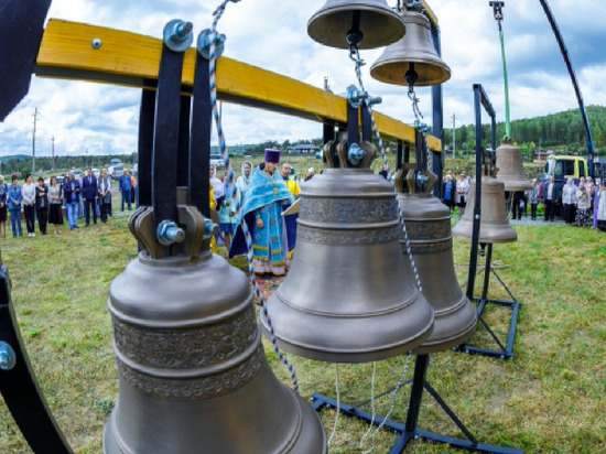 В Челябинской области в новом храме в поселке Маук установили звонницу