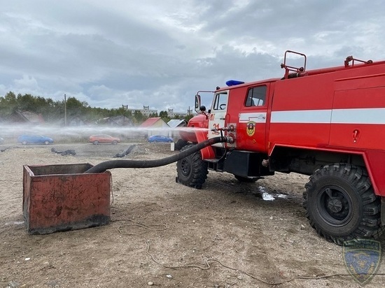 Заполярные водители пожарных машин соревновались в скоростном маневрировании