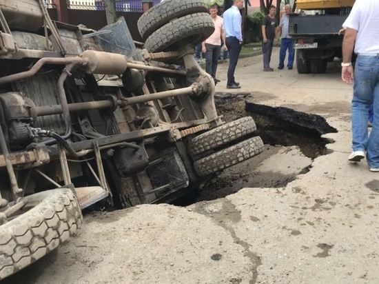 Грузовик провалился под размытый дождём асфальт в Усть-Лабинске