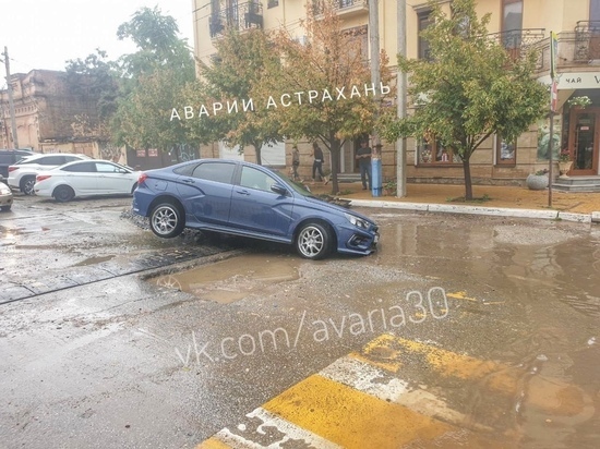 В центре Астрахани под асфальт провалился автомобиль