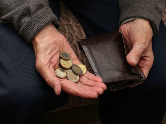 Петербургские пенсионеры начали получать выплаты в 10 тысяч рублей