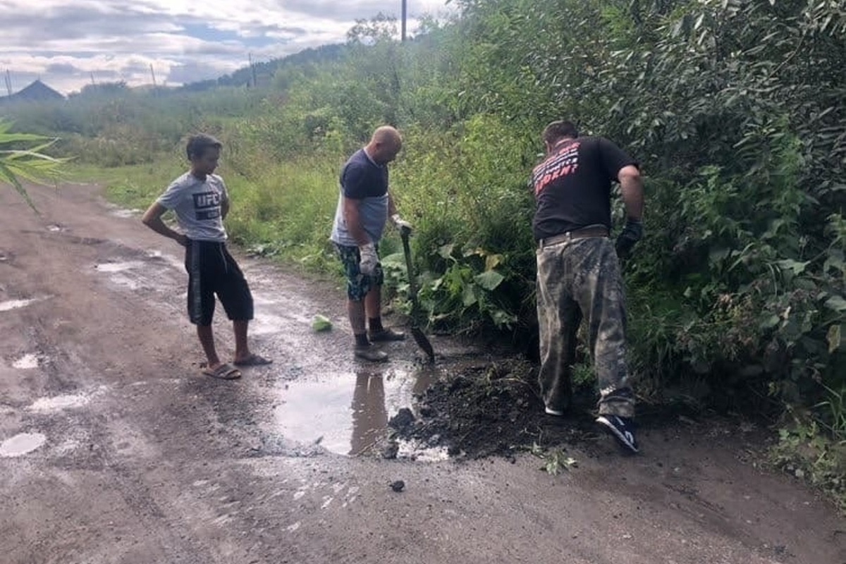 Кузбасский крымчанин. Фото в селе Новобачаты. Глава Новобачатского поселения. 2006 Год фото село Новобачаты. Фото Новобачаты.