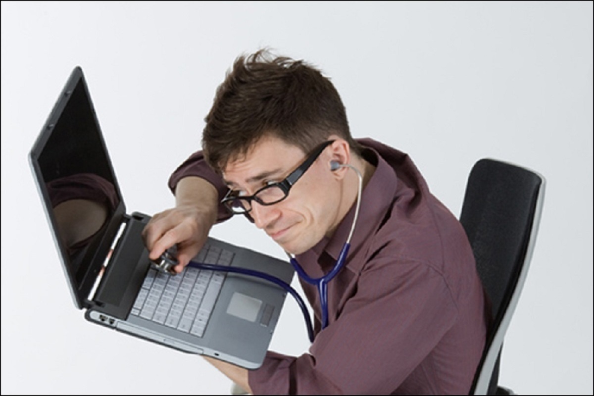 Где можно поработать с ноутбуком в москве. Компьютер ноутбук. Человек проверяет компьютер. Компьютерное тестирование. Осмотр компьютера.
