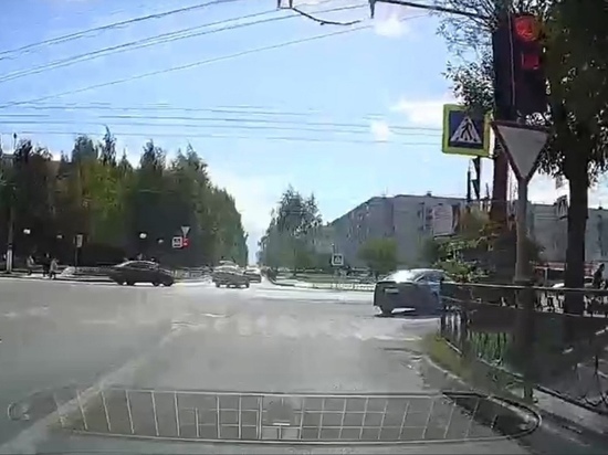 В Твери водитель повернул на опасном перекрестке на «красный»