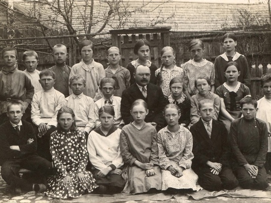 Довоенные фотографии изборских школьников показали псковичам