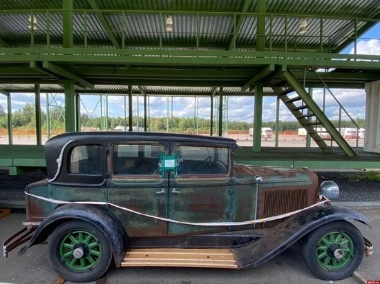 Старинный автомобиль остановили псковские таможенники на границе с Беларусью
