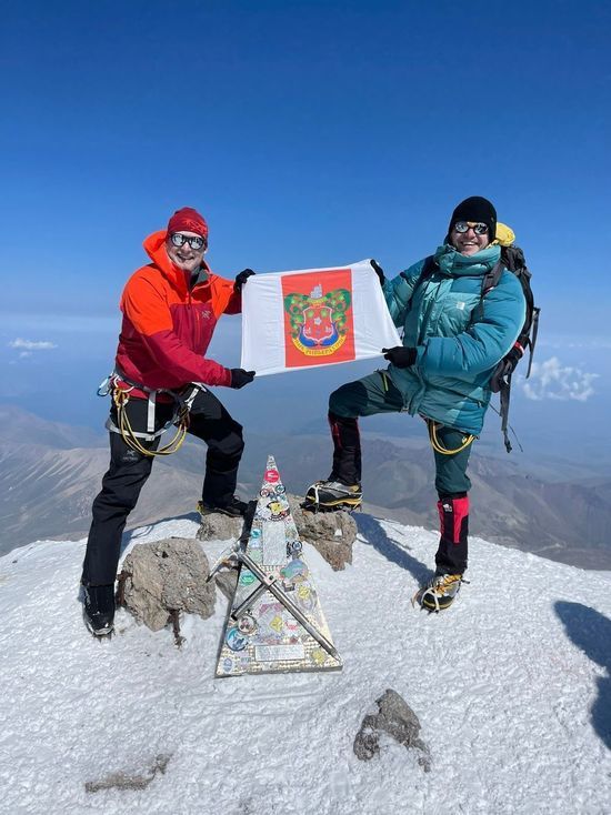 На вершине Эльбруса альпинисты развернули герб сочинского парка «Ривьера»