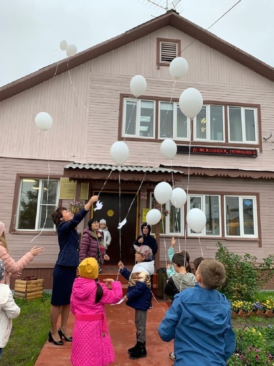 В память жертв Беслана белые шары в небо запустили дети из реабилитационного центра и следователи Ямала