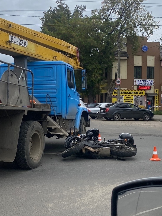 В Брянске столкнулись мотоцикл и грузовик