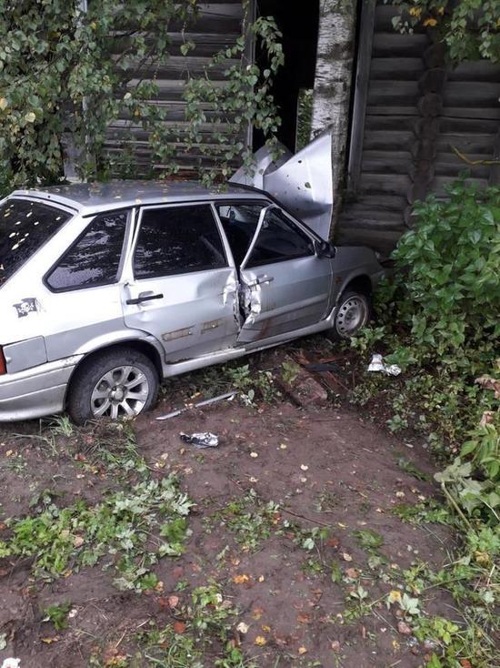 Мужчина не справился с управлением и врезался в дерево в Тверской области