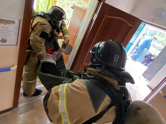 Пожарные потренировались эвакуировать из «горящего» дома-интерната старушек